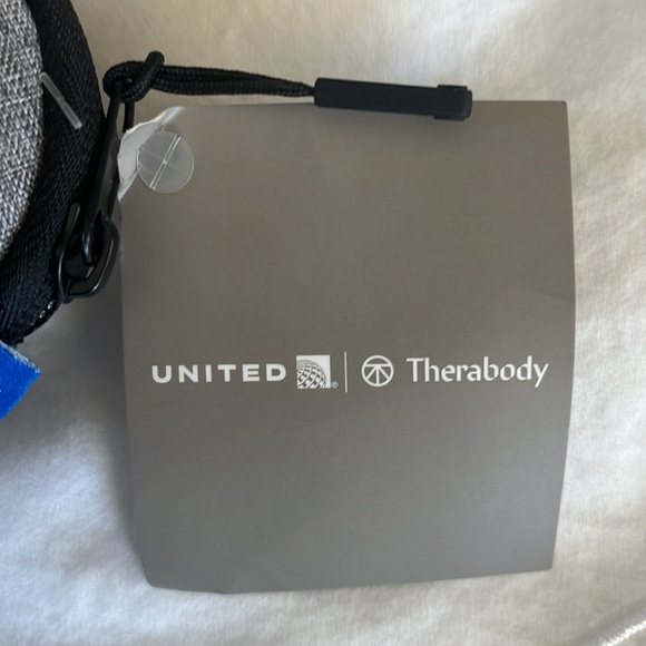 Therabody United Airlines NWT business class kit, never opened, cross body/waist - Picture 5 of 6